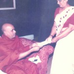 Venerable Elle Gunawansa Thero handing over the request to the former president Chandrika Bandaranaike Kumaratunga petitioning to include History in the school syllabus